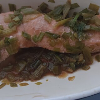 鮭のニラ味噌蒸し焼き